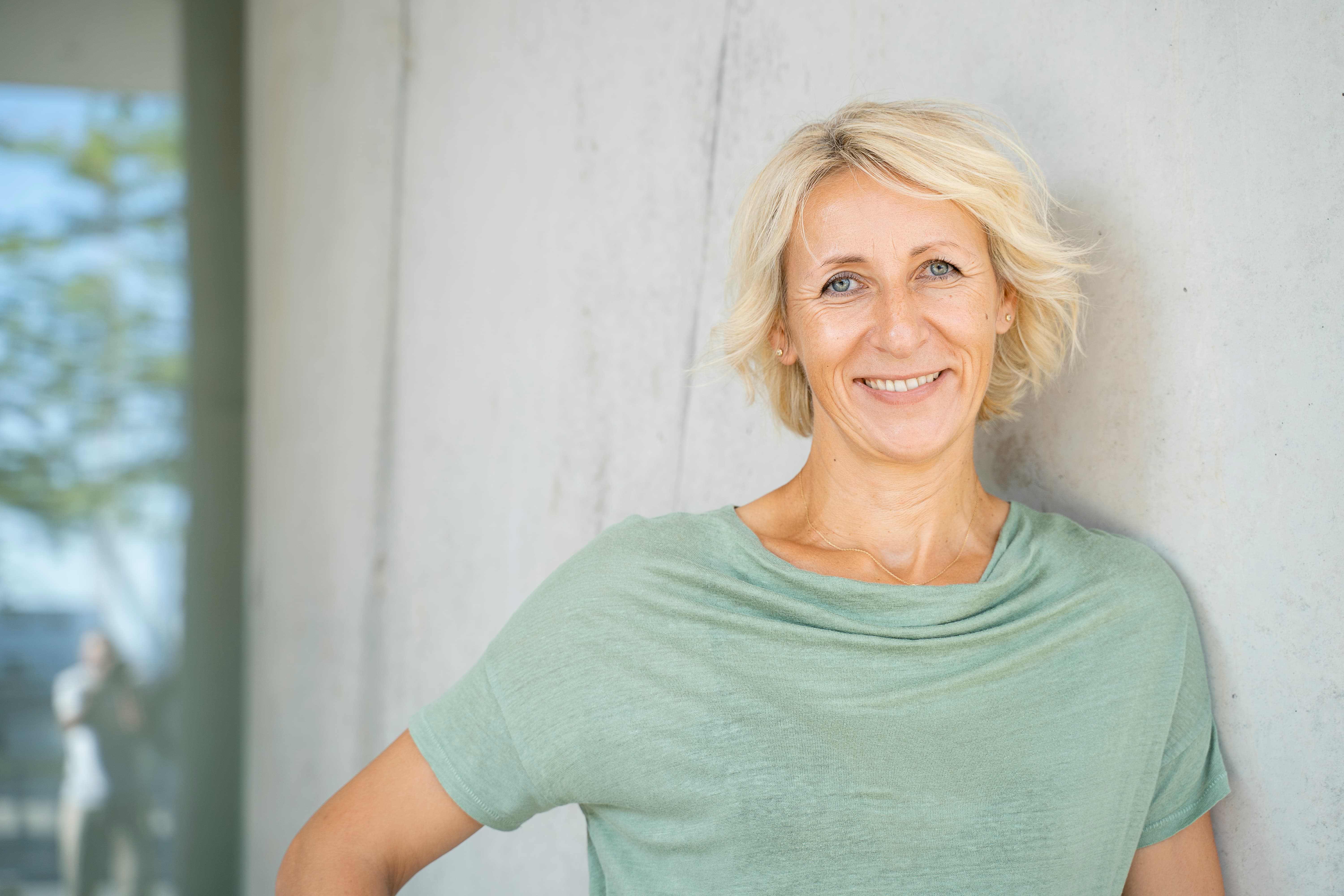 Als Coach und Mentorin begleite ich Unternehmen in ihrer strategischen Entwicklung und unterstütze bei Entscheidungs- und Veränderungsprozessen.